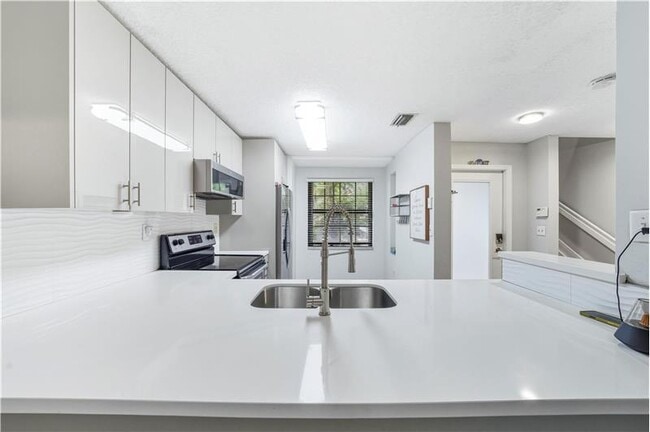 Building Photo - 214 City View Dr