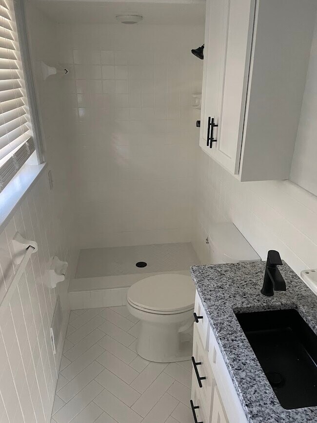 Foto del edificio - 150 Stilwell Cir