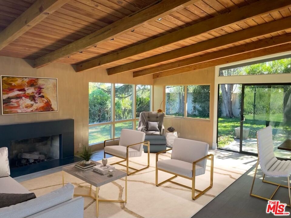 Primary Photo - 15434 Mulholland Dr