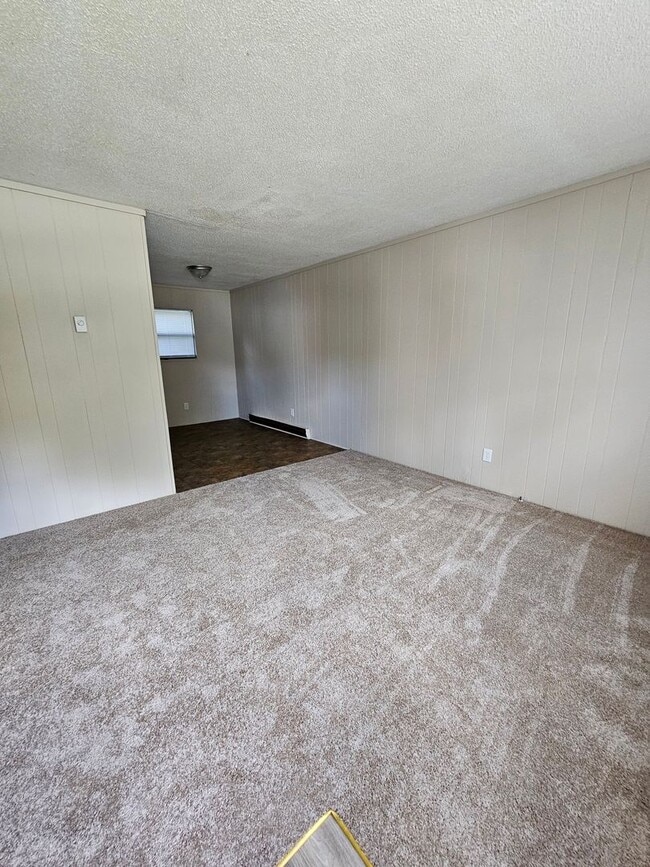 Building Photo - 3 BR near Johnson St School!