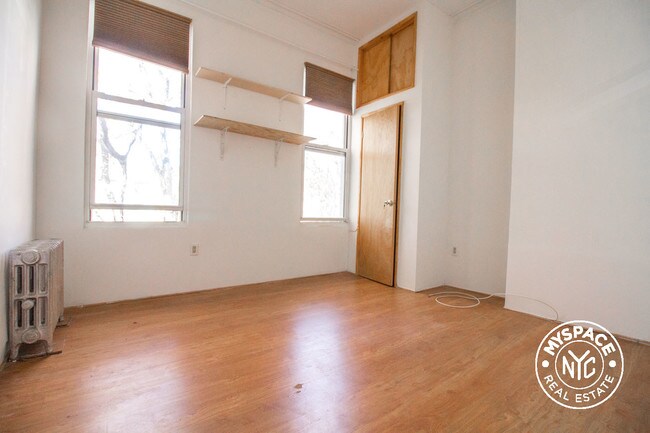 Building Photo - 142 Weirfield St