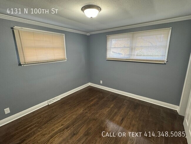 Building Photo - Remodelled 3 Bed Lower