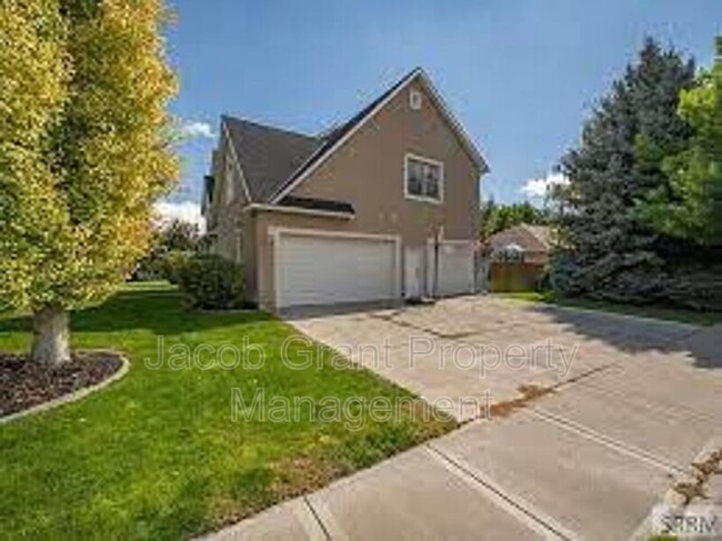 Building Photo - 3864 Canterbury Way