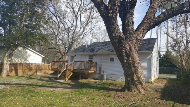 Foto del edificio - 104 N Cedar Ave