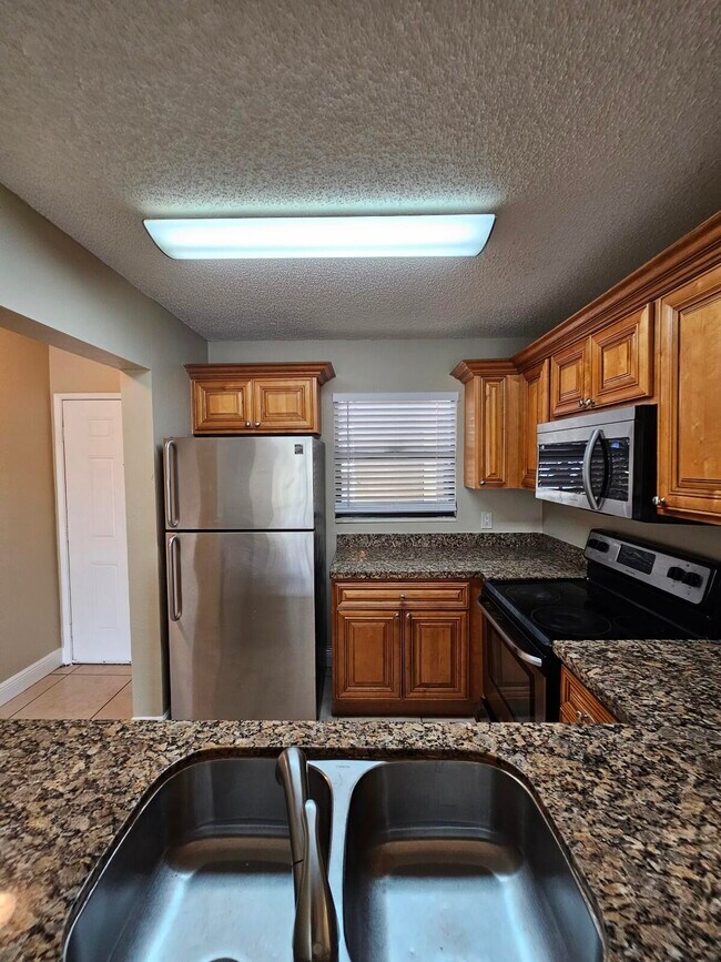 Foto del edificio - 1523 Lake Crystal Dr