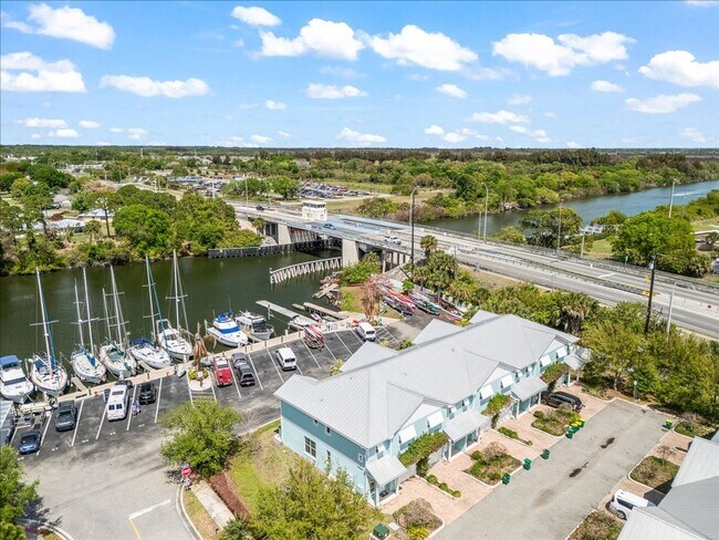 Foto del edificio - Coastal Living with Marina Views in Cape Crossing