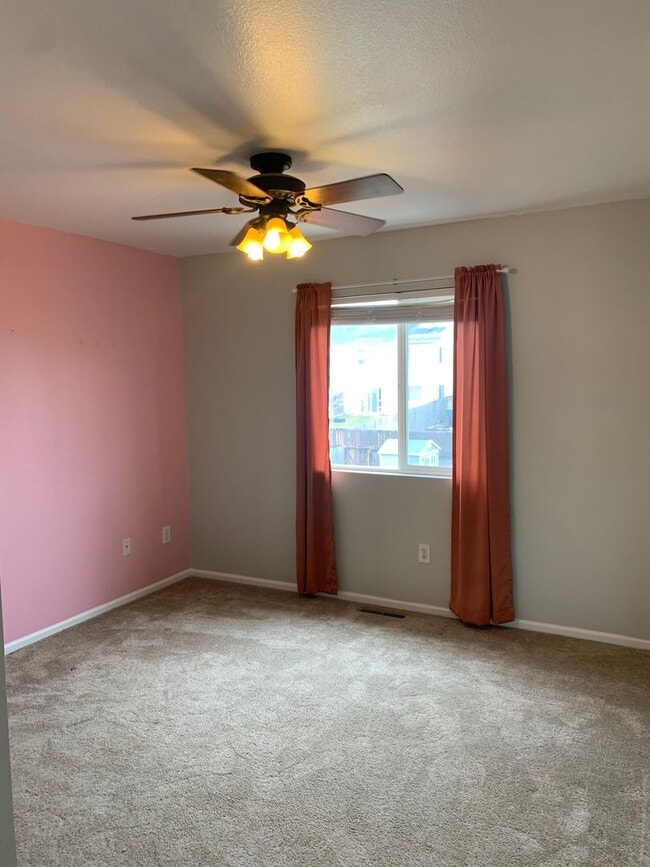 Foto del edificio - 3 BEDROOM, 2.5 BATHROOM TWINHOME WITH 2 CAR ATTACHED GARAGE