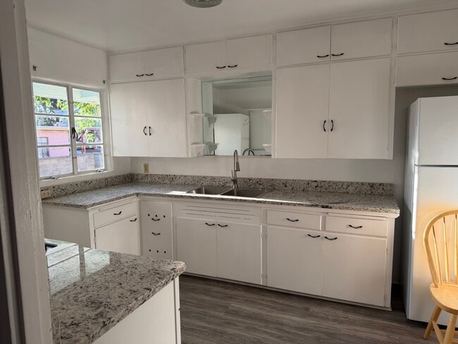 Building Photo - 4161 Mesa Verde Ave NE