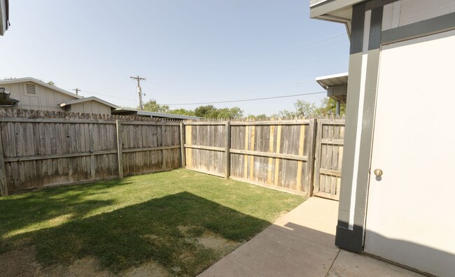 Building Photo - Cozy and clean 3 bedroom 2 bath townhouse!