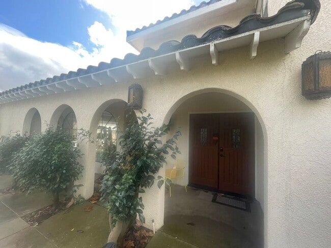 Building Photo - Spacious 4 bedroom/ 3 bath house in Nipomo