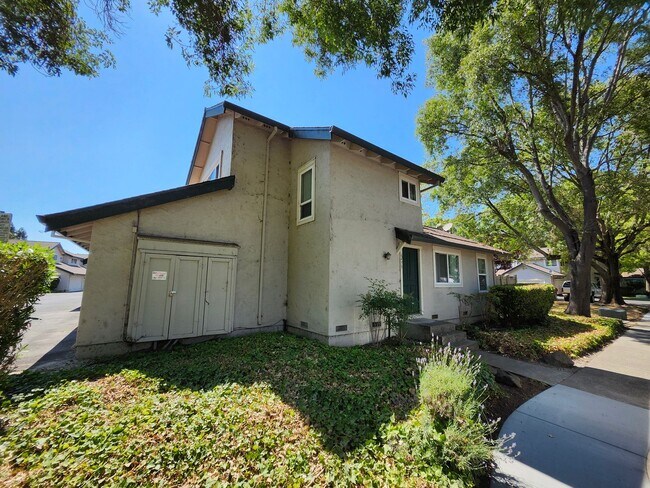 Building Photo - 2 Bedroom Condo with Garage