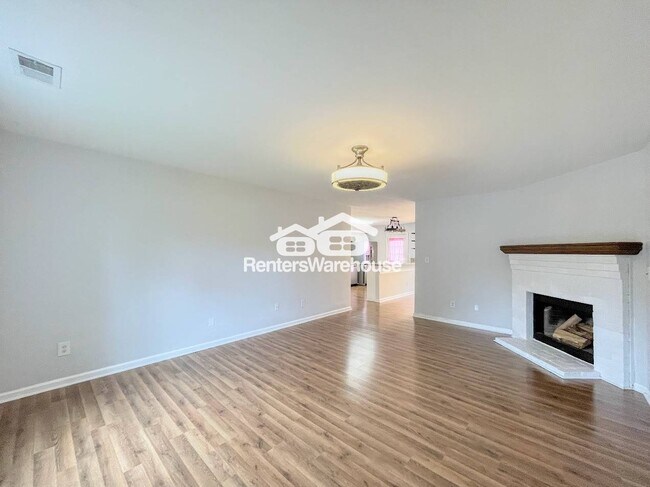 Building Photo - 1760 Pathfinder Dr