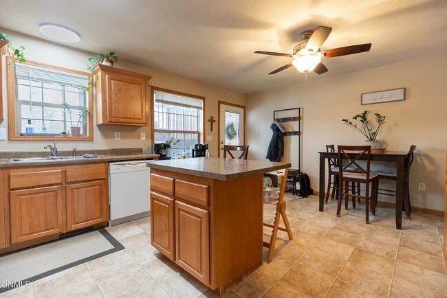 Cocina con lavavajillas - 408 S Washington St