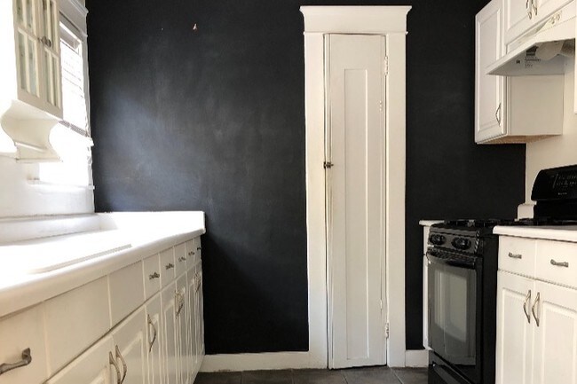 Kitchen (w/range) - 1844 1/2 N Mariposa Ave