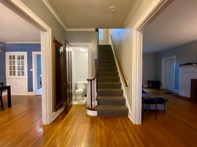 Foto del edificio - Charming 5 Bedroom/2.5 Bath House Central ...