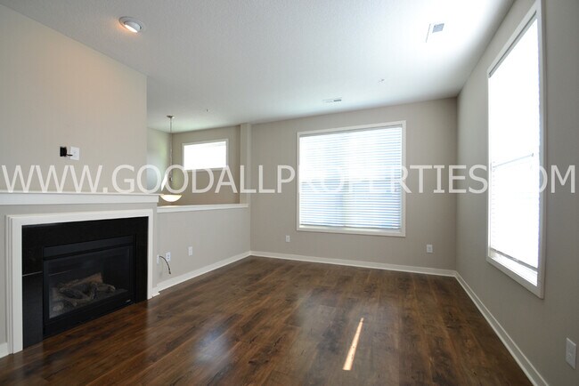 Building Photo - 2 Bedroom, 2.5 Bathroom in West Des Moines