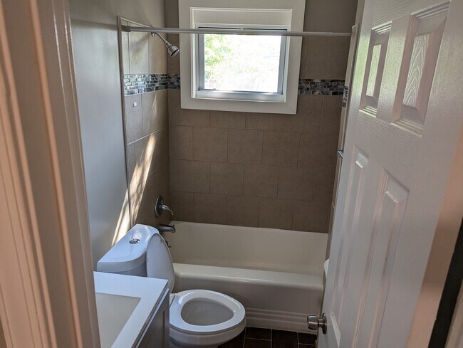 Foto del edificio - 5002 Brookwood Rd