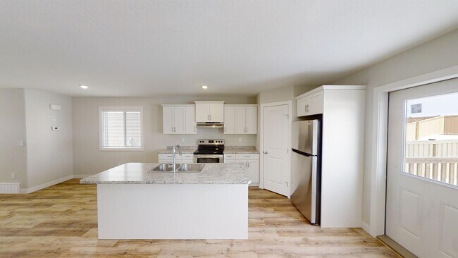 Building Photo - 9436 D-94113 113 Ave