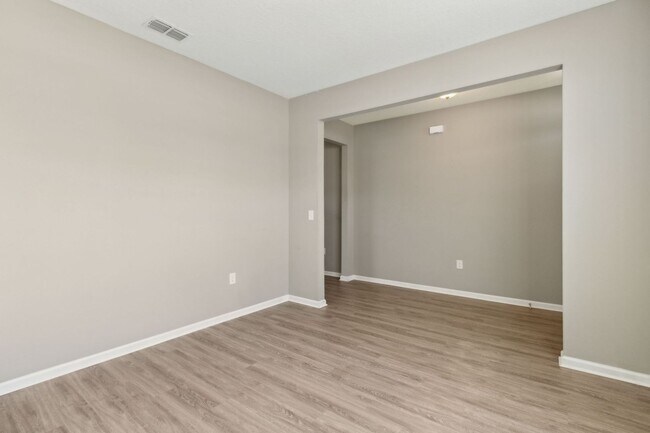 Foto del edificio - Spacious 5-Bedroom Home  – Prime Amelia Concourse Location!