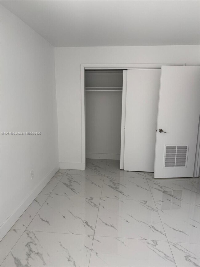 Foto del edificio - 954 SW 4th St