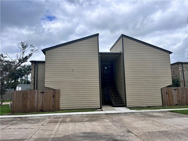 Building Photo - Remodeled 1/1 Townhome!