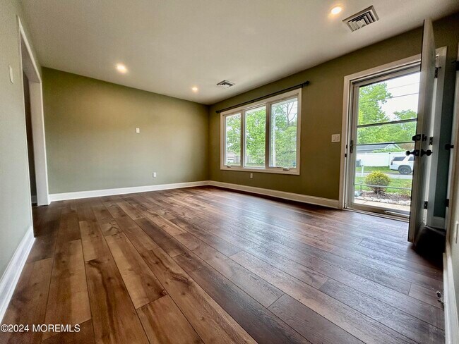Building Photo - 216 Steering Ln