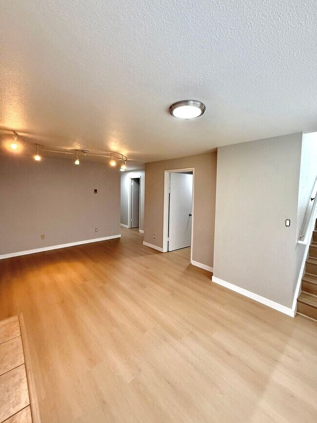 Building Photo - 4-Bedroom North Green Lake Townhouse-Style...
