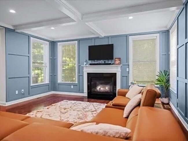 Foto del edificio - 4 Bedroom Single Family Home in Holliston