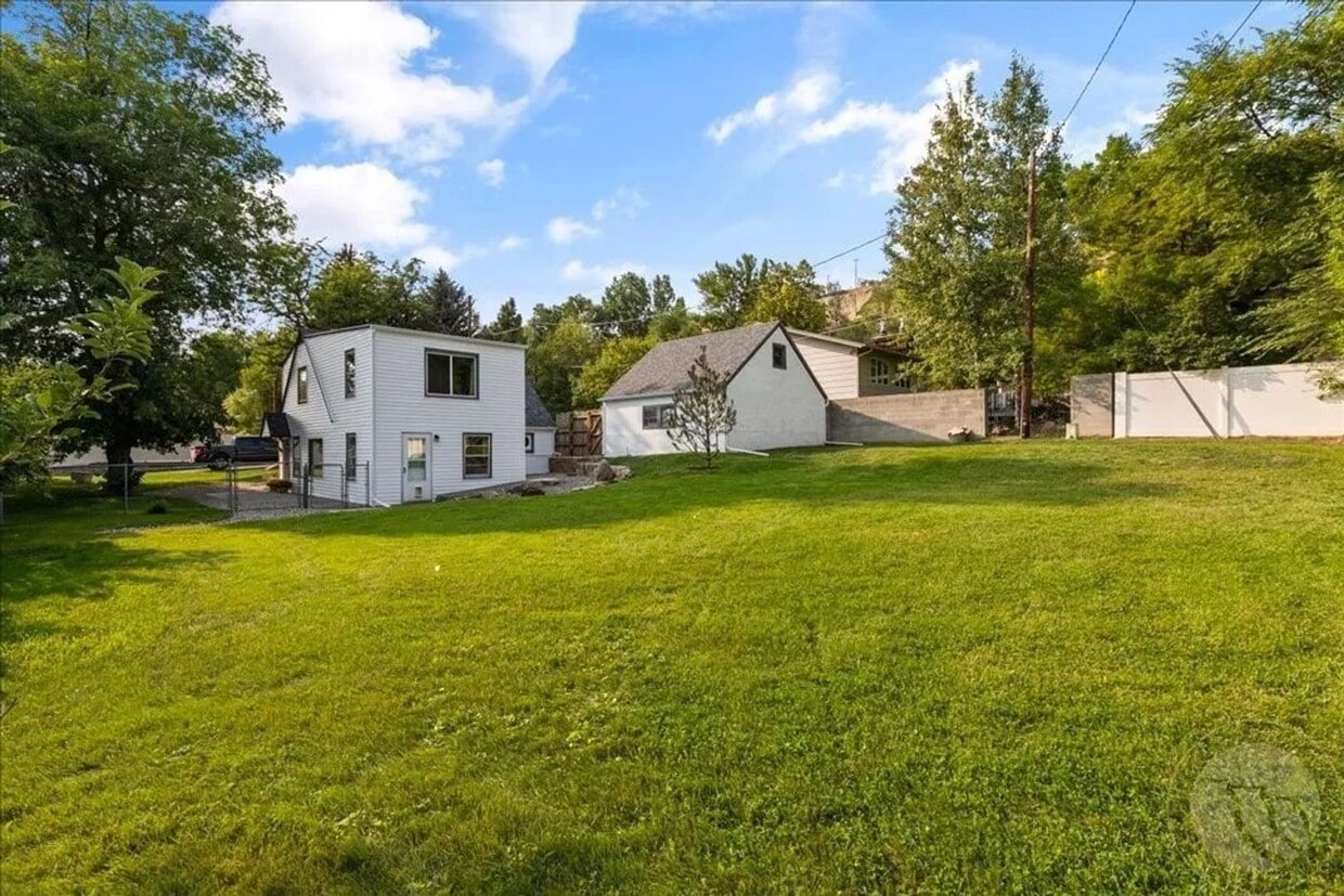 Primary Photo - Gorgeous 4-Bedroom Home with Expansive Lan...