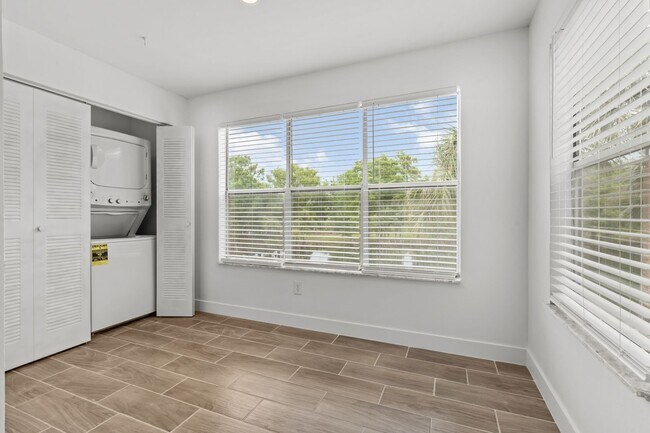 Foto del edificio - VENETIAN PLACE - 2nd floor • 1 BR 1 Bath - 735 ft²