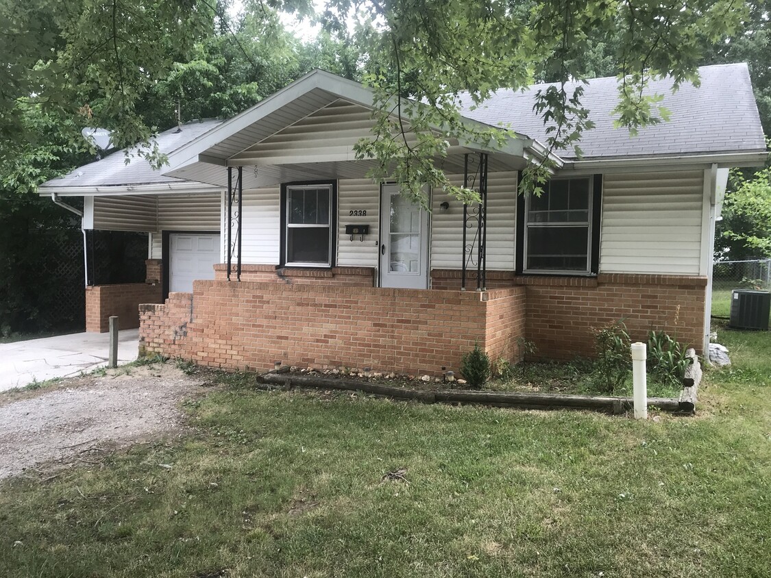 Primary Photo - 4 Bedroom 2 Bathroom! $1100!