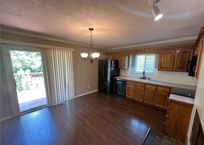 Building Photo - 925 NE Carousel Ln