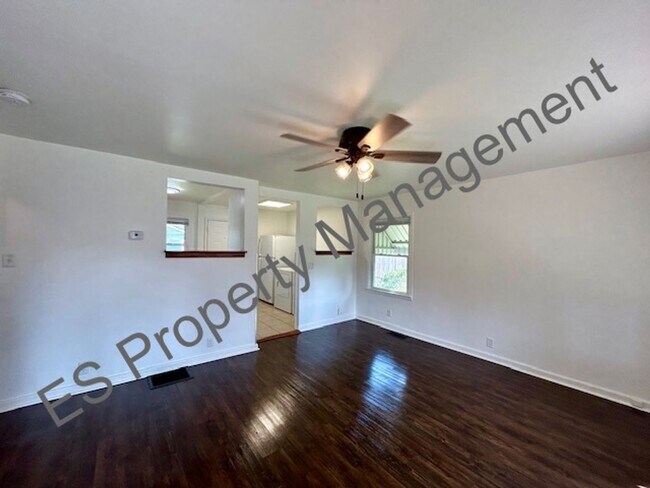 Building Photo - Charming, recently updated 2 bedroom, 1 bath!