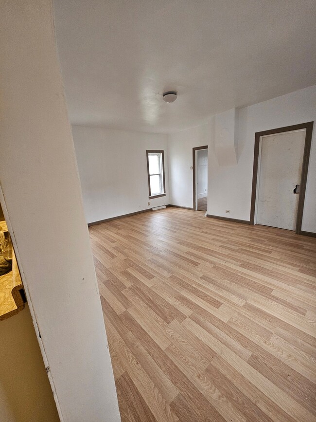 Building Photo - 402 Oak St