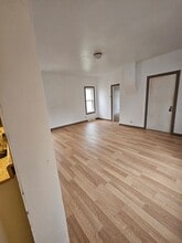 Building Photo - 402 Oak St