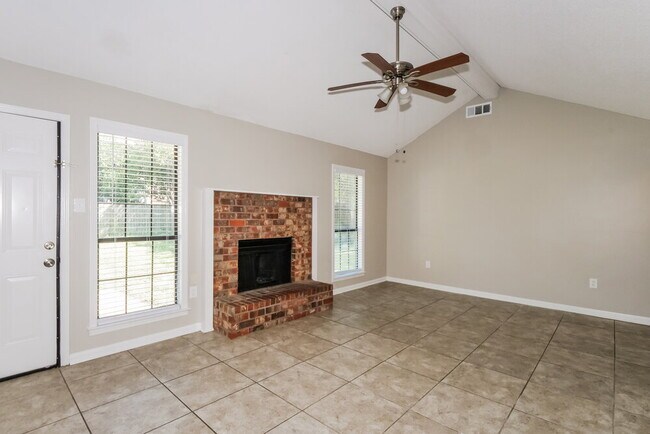 Foto del edificio - 2694 Lakeside Dr