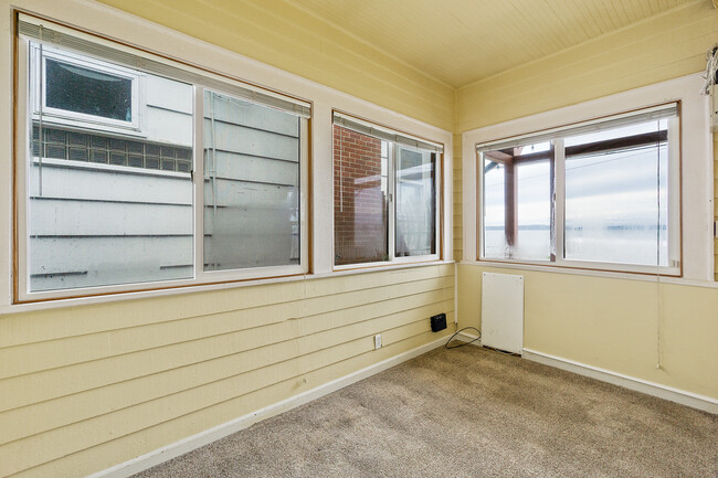 Building Photo - 2136 Alki Ave SW