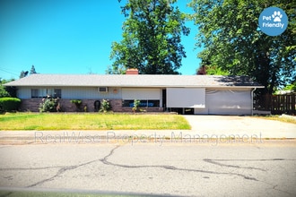Building Photo - 512 NE Dean Dr
