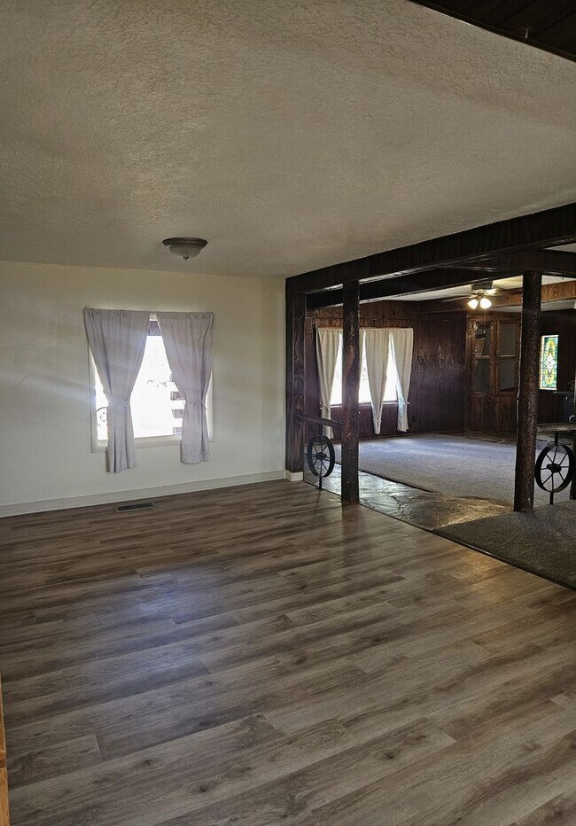 Foto del edificio - 3 Bedroom with a garage, Will be ready nex...