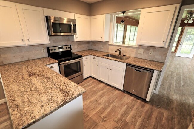 Building Photo - MOVE IN PENDING 10 Finwick Dr.