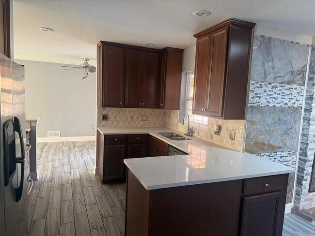 Foto del edificio - 8515 Peppercorn Dr