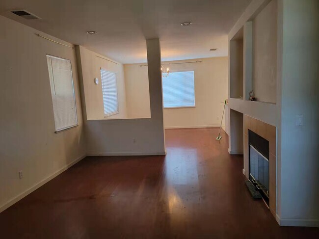 Foto del edificio - 975 Soto Dr