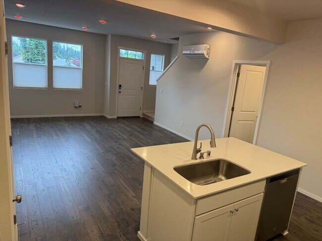Foto del edificio - Goregous 2 Bedroom Townhome with 2 Car Gar...