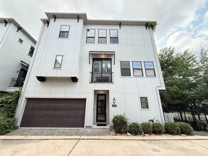 Building Photo - 1220 W 25th St