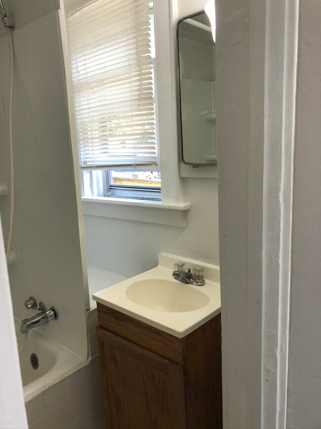 Building Photo - 711 Fulton St E