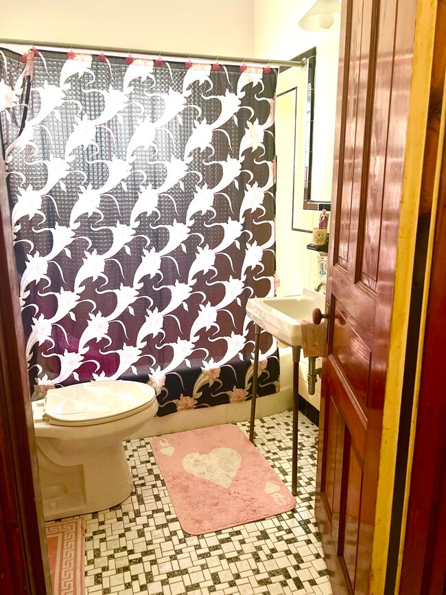 Shared full bath plus 2 half baths - 817 E Girard Ave