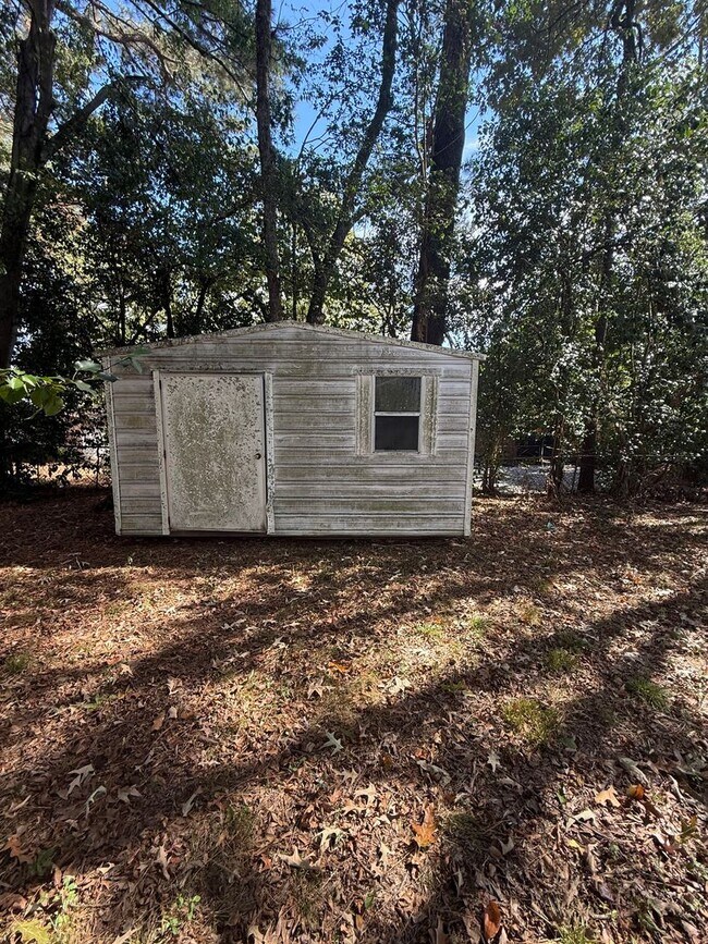 Building Photo - ** 3 bed 1 bath located off Zelda Road ** ...