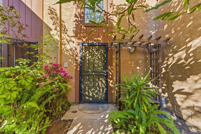 Building Photo - Spacious Westside Townhome Near Parks, Trails, and the Beach