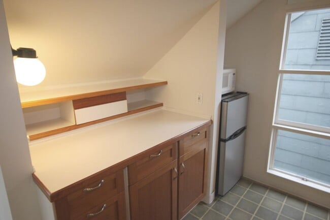 Building Photo - SKIRVIN TRIPLEX