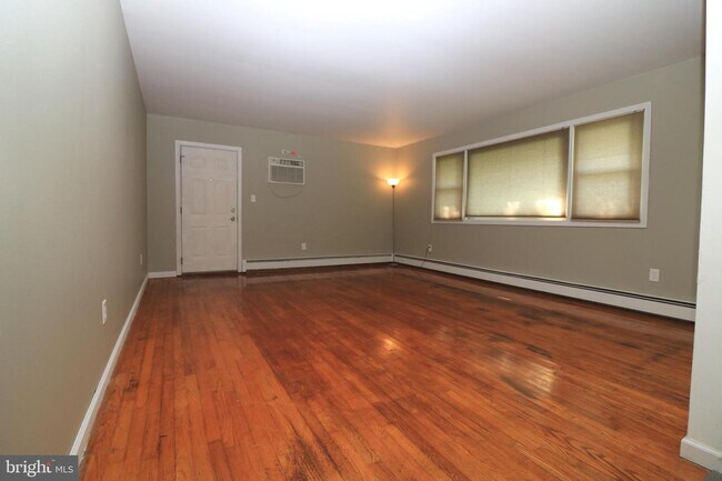 Building Photo - 3884 Bayside Dr